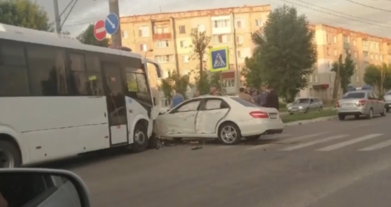 На парковке детской площадки парка 50-летия Советской власти автоледи сбила 6-летнего мальчика