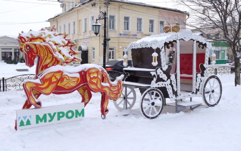 Сквер Ермакова украсился новогодними арт-объектами